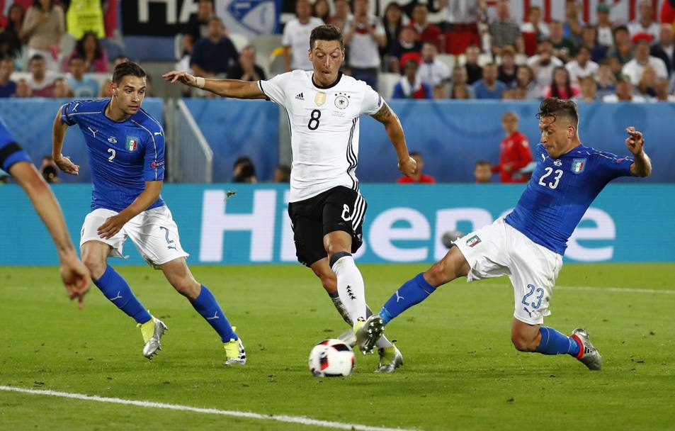 Vantaggio Germania. Ozil raccoglie una palla vagante in area. Reuters